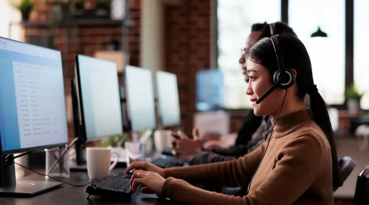 IT helpdesk support team assisting a Clarksville business with remote troubleshooting and user support